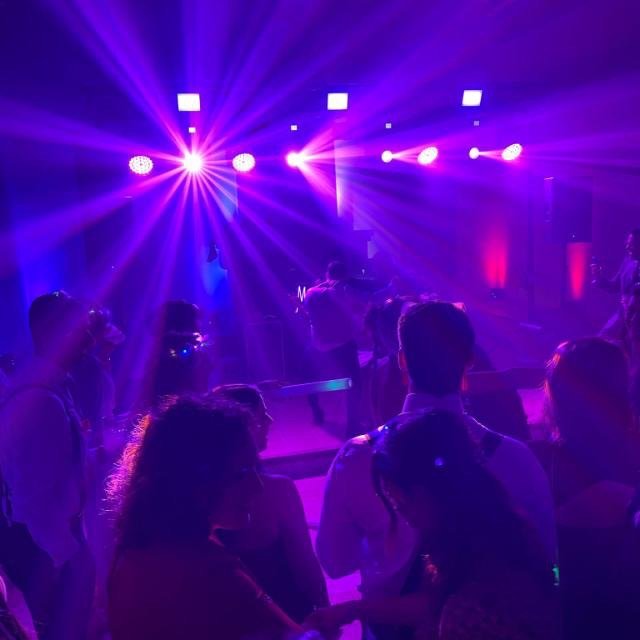 Pista de baile de Betta Party iluminada con luces láser moradas y azules
