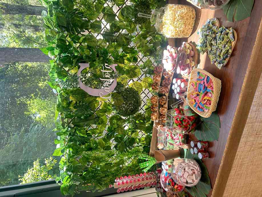Mesa de chuches y dulces personalizada con letras decorativas para un cumpleaños infantil
