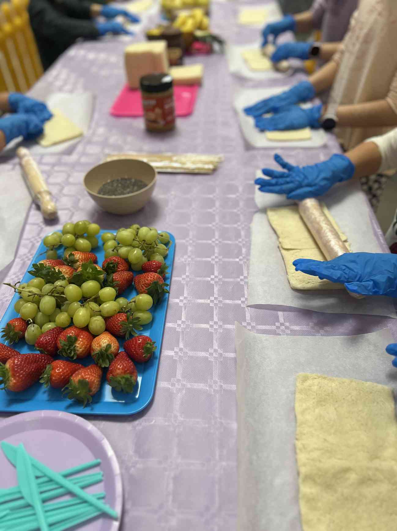 Taller de cocina infantil con fruta fresca y masa para preparar un aperitivo