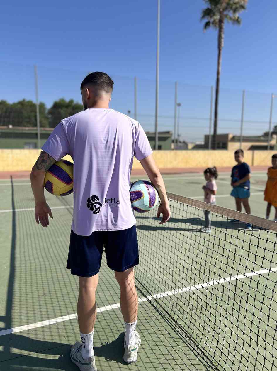 Monitor de Betta Eventos con pelotas deportivas en una actividad infantil al aire libre