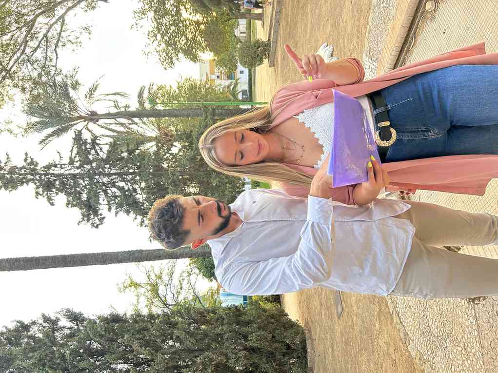 Equipo de coordinación de Betta Eventos repasando el guión de un evento en un parque