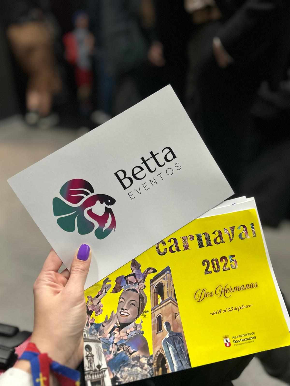 Tarjeta de Betta Eventos junto al cartel del Carnaval 2025 de Dos Hermanas