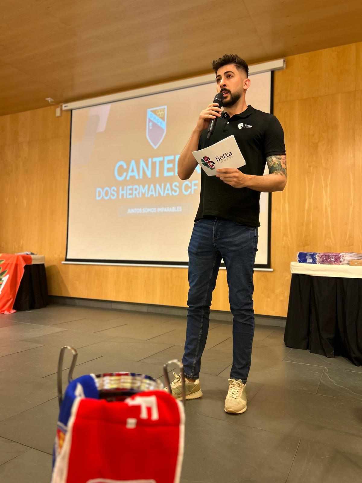Presentador de Betta Eventos con micrófono en la presentación de la cantera de Dos Hermanas CF