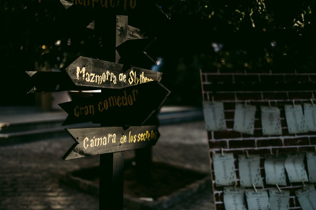 Señalización personalizada de temática mágica para la decoración de una boda o evento